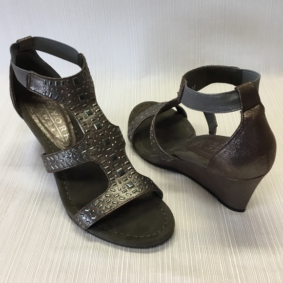 New York Transit Embellished Wedges - Picture 3 of 8